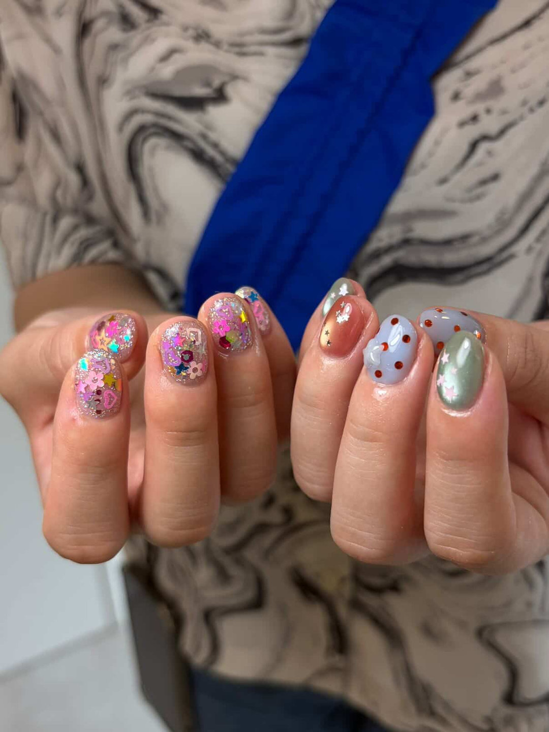 お花ホログラムのキラキラネイル